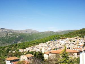 Ein Dorf auf einem Hügel mit Bergen im Hintergrund in der Unterkunft Bacca Blu in Villa Santa Lucia degli Abruzzi