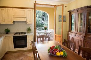 una cocina con una mesa con un bol de fruta. en La Maestà Tuscan Sun, en Cortona