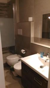 ein Bad mit einem WC und einem Waschbecken in der Unterkunft Apartment Corso Cavour in Bari