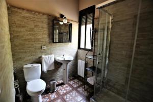 een badkamer met een toilet, een wastafel en een douche bij Casa Rural El Bonito in Cazalla de la Sierra +35 foto's