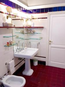 un baño con lavabo e inodoro en Civico43, en La Spezia