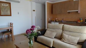 uma sala de estar com um sofá e uma mesa em Apartamentos Turisticos Las Yucas em Torre del Mar