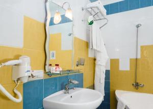 Koupelna v ubytování Shine Hotel