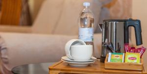 Příslušenství pro přípravu čaje a kávy v ubytování Shine Hotel