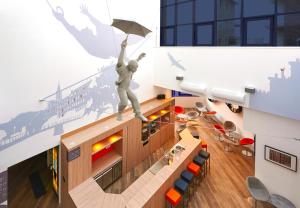 斯特拉斯堡Ciarus的墙上有一尊男子撑伞的雕像