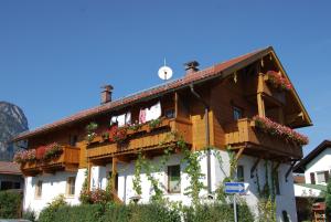 un edificio con balcones de madera y flores. en Parahotel, en Garmisch-Partenkirchen