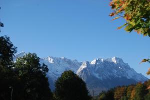 uma vista para uma serra com neve em Parahotel em Garmisch-Partenkirchen