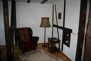 sala de estar con silla y lámpara en Gaestehaus Celina_ WE32747, en Gingst