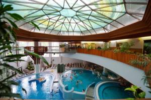 Bazén v ubytovaní MenDan Magic Spa & Wellness Hotel alebo v jeho blízkosti