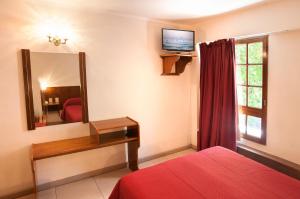 Uma TV ou centro de entretenimento em Hotel Princess