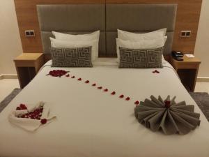 a bedroom with a bed with red roses on it at Hôtel Teranga & Spa in Marrakesh
