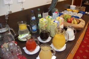 ein Tisch mit vielen verschiedenen Getränken darauf in der Unterkunft Biohotel Amadeus in Schwerin