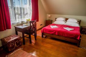 a bedroom with a bed and a table and a chair at Kassariotsa Holiday House in Kassari
