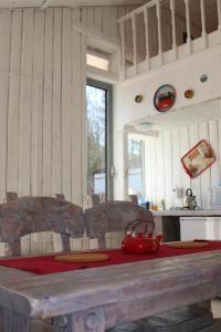 ヴィボルグにあるАпарт-коттедж retro-mini с сауной и мангалом Выборгのダイニングルームテーブル(赤いナプキン付)