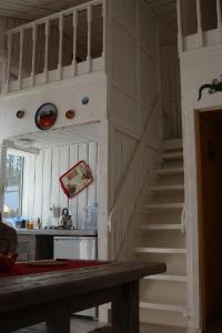 ヴィボルグにあるАпарт-коттедж retro-mini с сауной и мангалом Выборгの階段付きのキッチン(カウンター、テーブル付)