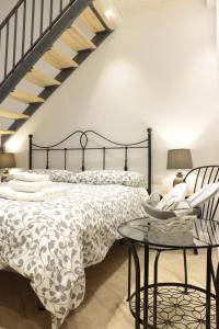 Un dormitorio con una cama en blanco y negro y una mesa en La Scalinata di Chiaia en Nápoles