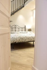 拿坡里的住宿－La Scalinata di Chiaia，一间卧室配有一张黑色床架床