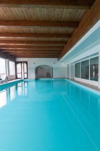 una grande piscina con acqua blu di Hotel Forbisicle a Tignale