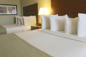 Postel nebo postele na pokoji v ubytování Southern Inn & Suites Lamesa