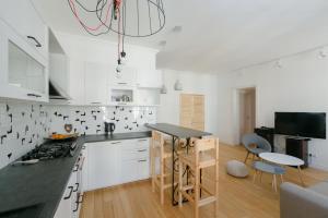 
Кухня или мини-кухня в Апартаменты на Невском проспекте с 3 спальнями
