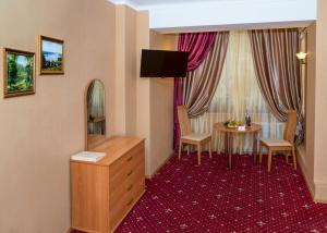 TV a/nebo společenská místnost v ubytování Shine Hotel