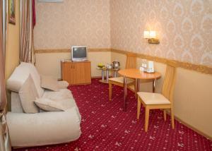 TV a/nebo společenská místnost v ubytování Shine Hotel