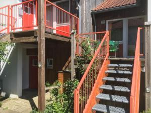 una escalera naranja que conduce a una casa en Ferienanlage am Kellerberg, en Zandt