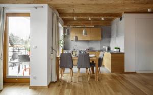Kuchyňa alebo kuchynka v ubytovaní udanypobyt Apartamenty Tuwima