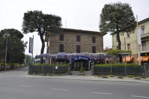 Savignano sul Panaroにあるホテル フォーマイカの紫花の建物