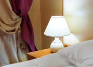 Postel nebo postele na pokoji v ubytování Shine Hotel