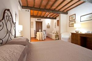Ένα ή περισσότερα κρεβάτια σε δωμάτιο στο Romantik Hotel Monteriggioni