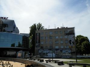 un grupo de edificios en una ciudad con un edificio en Apartments on Gagarina, en Vínnytsia