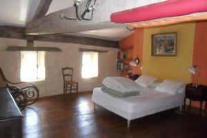1 dormitorio con 1 cama blanca en una habitación en Maison de Bastien, en Lugon et l’Ile du Carney