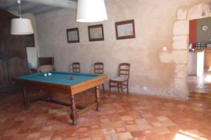 a pool table in a room with chairs at Maison de Bastien in Lugon et l’Ile du Carney