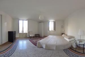 パレルモにあるLe Stanze di Ariostoの白い大きなベッドルーム(ベッド1台、テーブル付)
