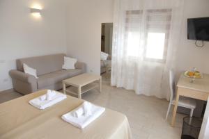 una sala de estar con dos camas y un sofá en Arcadia, en Tropea