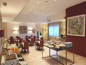 a restaurant with a dining room with tables and chairs at Hotel Nuvò in Naples