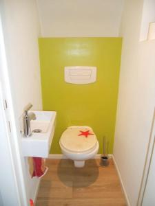 コクセッドにあるVilla St-Idesbaldのバスルーム(赤い星のトイレ付)