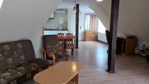 uma sala de estar com um sofá e uma mesa em Apartamenty Gościnne Med-Palace em Niemodlin