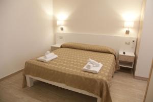 Un dormitorio con una cama con dos toallas encima. en Arcadia, en Tropea