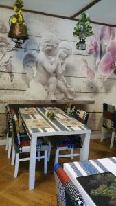 a table with chairs and a statue of two children at Waldhotel Lemberg in Hagen