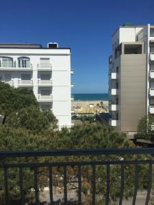 una vista sull'oceano dal balcone di un edificio di Hotel Europa a Rimini