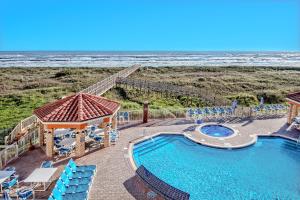 uma vista para uma piscina e para a praia em La Copa Inn Beach Hotel em South Padre Island