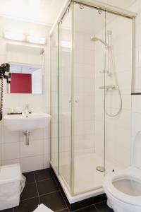 y baño con ducha, lavabo y aseo. en Hotel Restaurant De Baronie, en Boxmeer