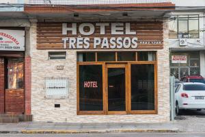 un edificio con incendios de hotel pasa un cartel en él en Hotel Três Passos - Prox ao Aeroporto e Rodoviária, en Porto Alegre