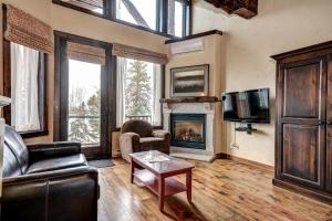 a living room with a couch and a fireplace at Les Condos Du Lac Taureau- Rooms & Condos in Saint-Michel-des-Saints