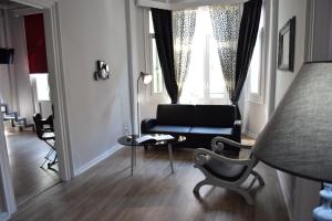 salon z kanapą i stołem w obiekcie Megaron11 Apartments w Salonikach