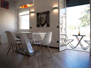 - une salle à manger avec une table et des chaises dans l'établissement Settimo Piano, à La Spezia