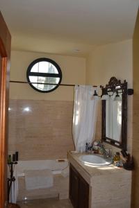 un bagno con lavandino e vasca da bagno di Villa las Redes a El Puerto de Santa María