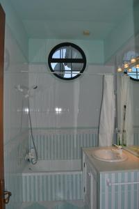 un bagno con lavandino, doccia e specchio di Villa las Redes a El Puerto de Santa María